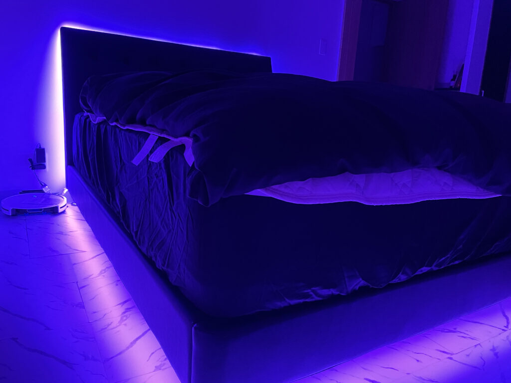 【LED】自宅の寝室をローランドハウスと同じように派手に仕上げてみた