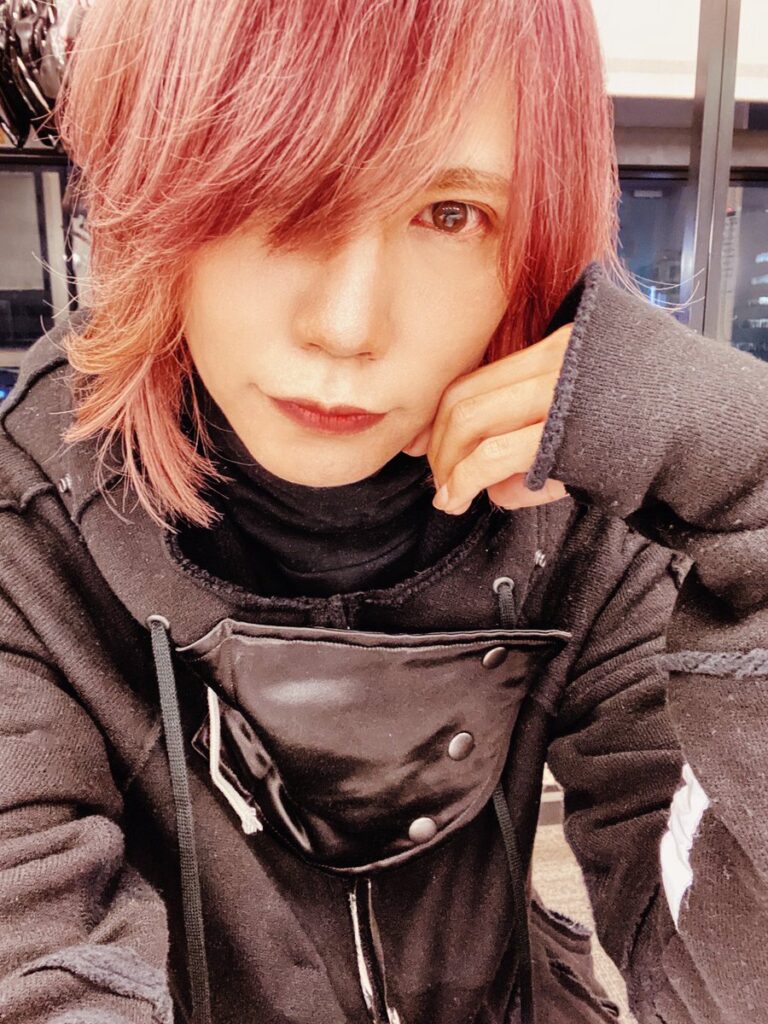 DIRのShinyaがローランドのレストランを絶賛！2人の繋がりとは？