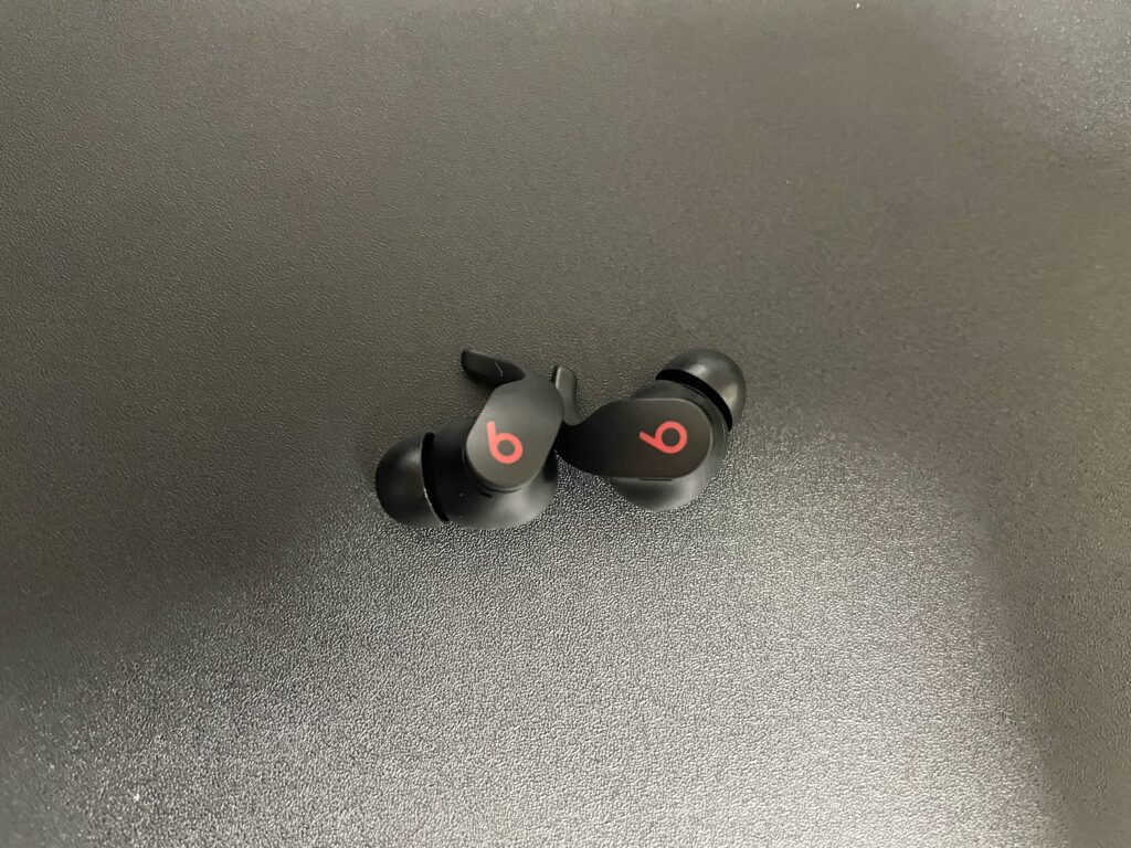 【着用半年突破】いまからBeats fit proを買おうか悩んでいる人へ【Airpodsと比較】