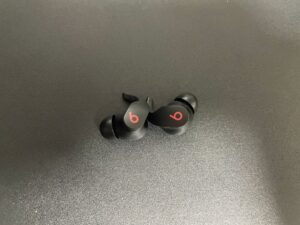 【着用半年突破】いまからBeats fit proを買おうか悩んでいる人へ【Airpodsと比較】