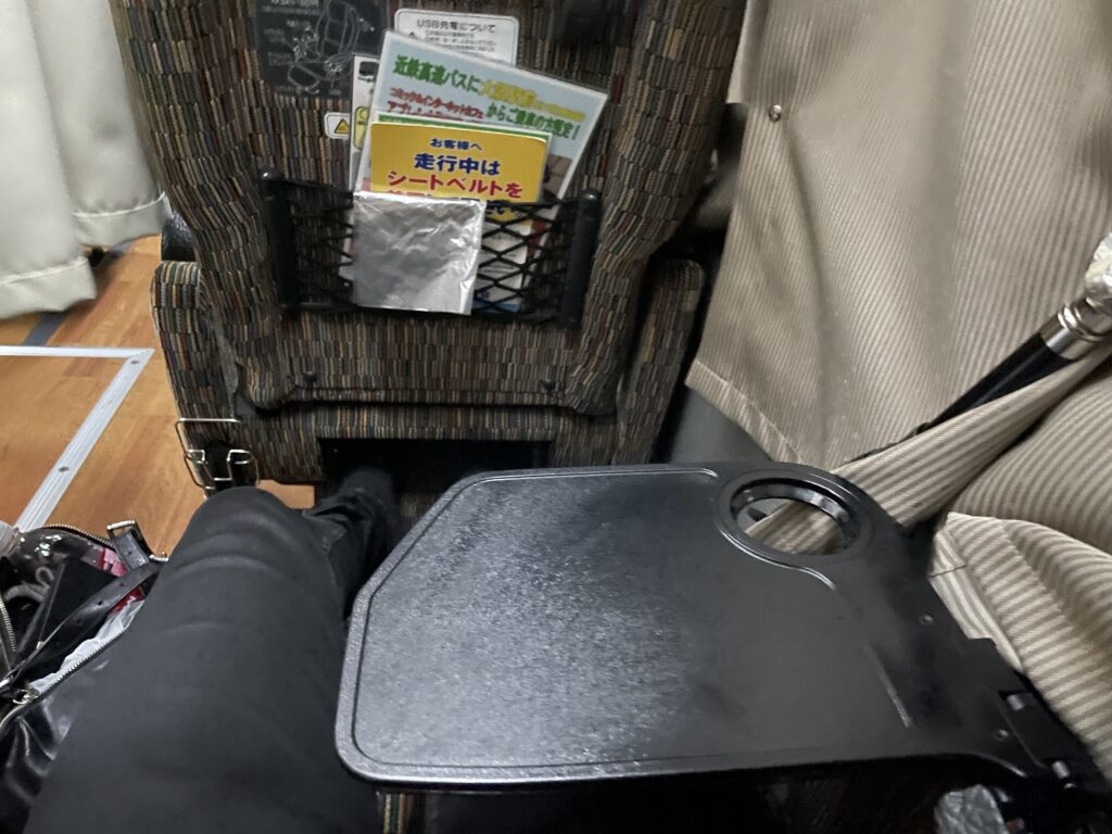 【絶対にやめとけ】一人旅で夜行バス3列シートを使った話