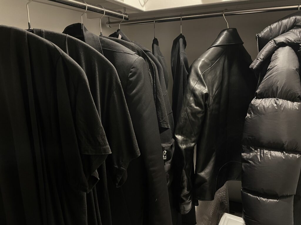 【2023年版】1000記事以上書いたミニマリストの全10着の服について