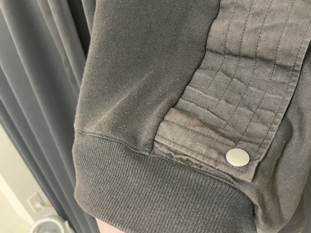 【悲報】AF.ARTEFACTのパーカーの色落ちが凄まじい件