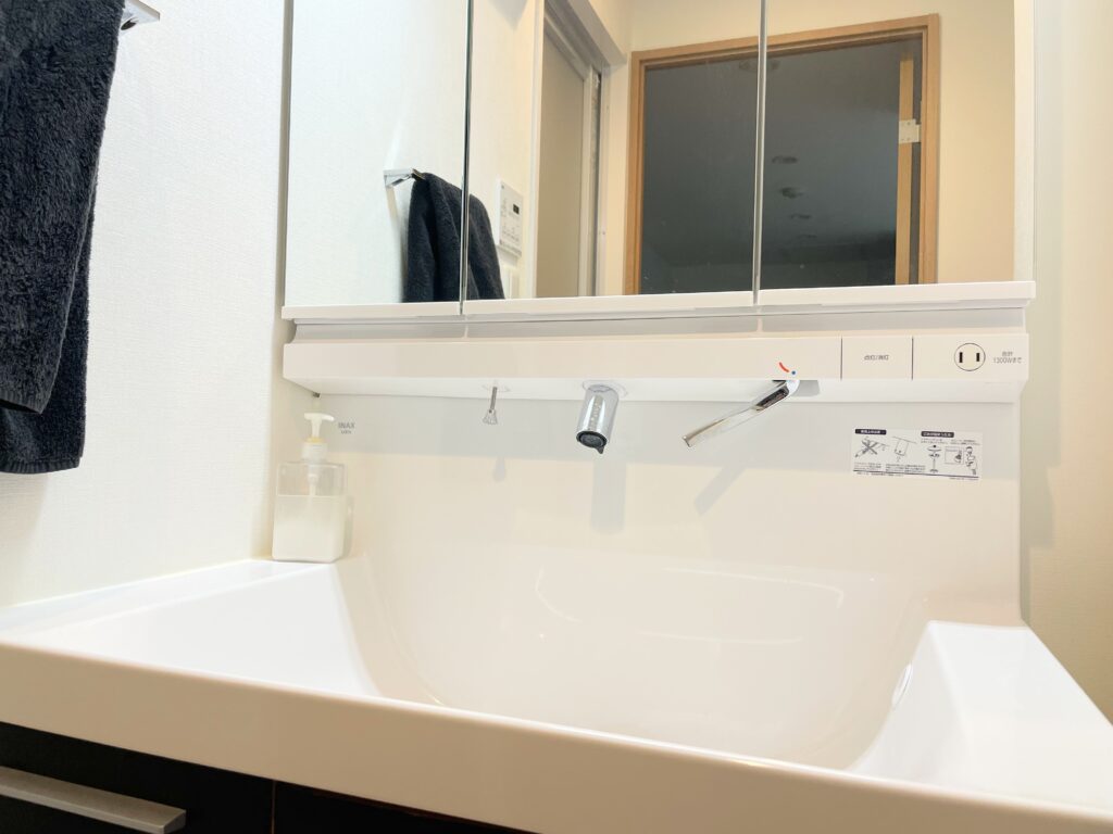 【ラグジュアリー系ミニマリスト】アラサー独身男のドレッサーを紹介