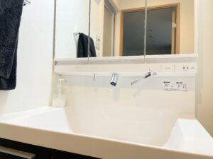 【ラグジュアリー系ミニマリスト】アラサー独身男のドレッサーを紹介