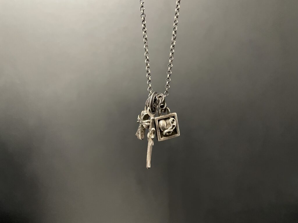 【経年変化】クロムハーツのネックレスを8年半着用し続けた結果