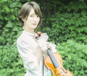 【2024年版】バイオリニストAyasaの靴はドクターマーチンの新作！【徹底検証】