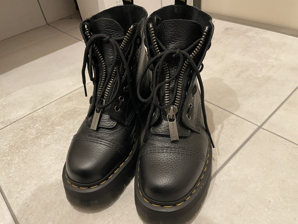 【痛すぎ？】ドクターマーチンの靴擦れが辛い！いつまで続く？【対処法】