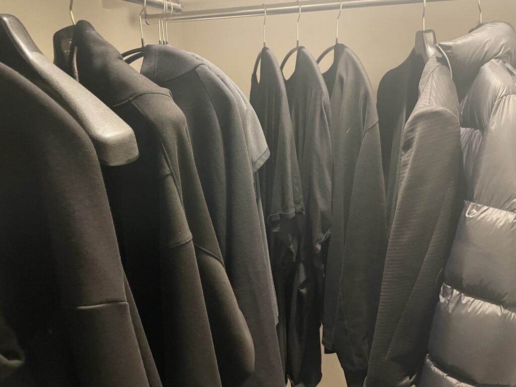 【2024年版】1500記事以上書いたミニマリストのワードローブを公開