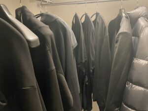 【2024年版】1500記事以上書いたミニマリストのワードローブを公開