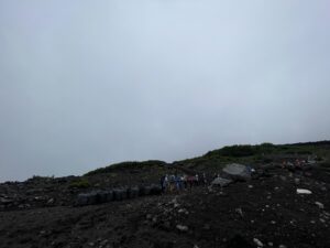 【完全に死を覚悟】31歳独身男が富士山の山頂まで登った結果【超悪天候】