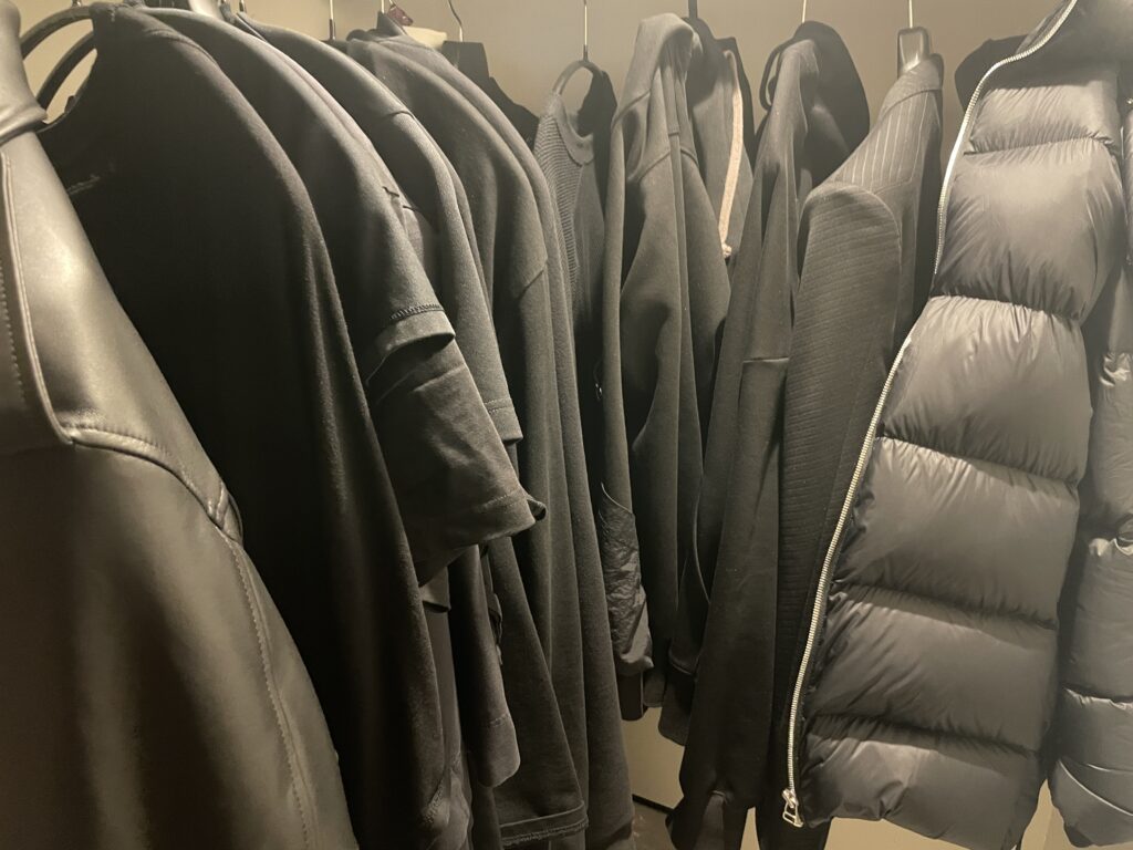 【2025年版】今年のミニマリストのワードローブを紹介【最後にコラム有】