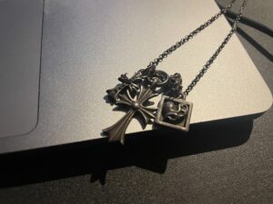 【経年変化】クロムハーツのネックレスを10年着けたミニマリストの記録