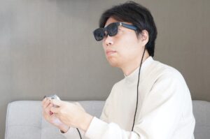 【寝ながら映画館】独身で映画を年間150本観る自分が、プロジェクターよりXREALを検討する理由