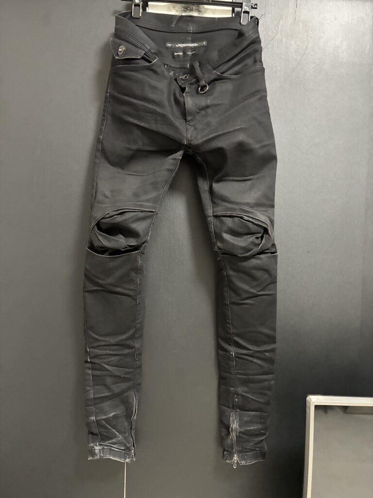 【割とボロボロ】ユリウスのデニムを1年半着用した結果【着用感はMAX】