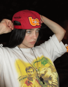 【最新】ビリー・アイリッシュがクロムハーツのラバークロスを着用