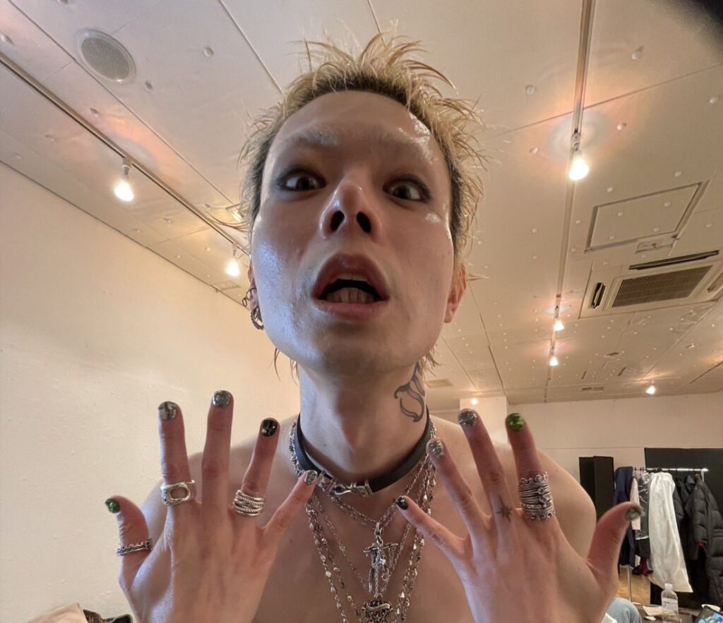 【解説】菅田将暉がドラマ『グラスハート』で着用したJUSTIN DAVISのアクセサリーとは【佐藤健】