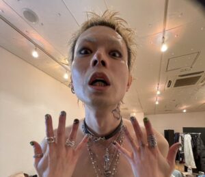 【解説】菅田将暉がドラマ『グラスハート』で着用したJUSTIN DAVISのアクセサリーとは【佐藤健】