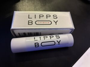 【レビュー】顔色が悪い人におすすめ！リップスボーイのリップバームを買ってみた感想【良い】